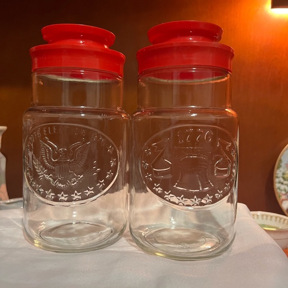 GLASS JARS BY ANCHOR HOCKING FOR 1776-1976 BICENTENNIAL ORIGINAL LIDS 2 JARS 👽 - Picture 1 of 2